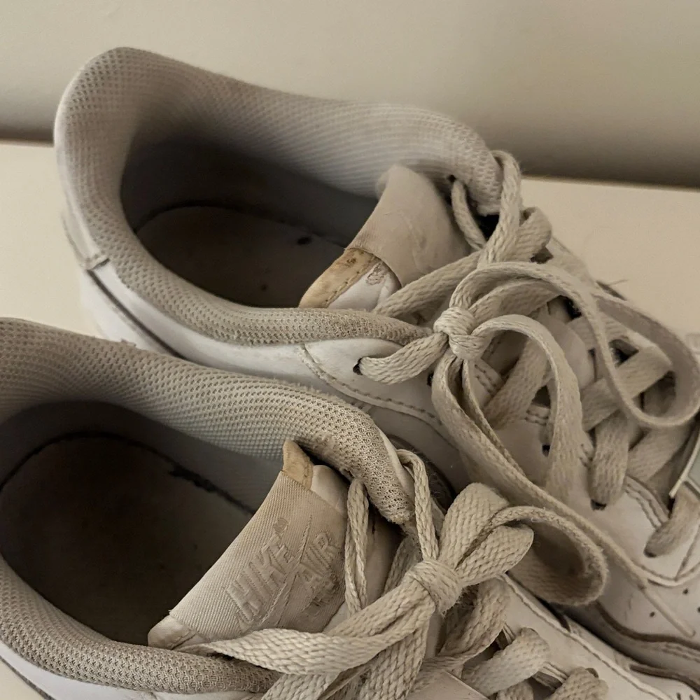 Nike Air Force 1 Low Top Sneaker White Shoes 6Y 38.5 W 7.5 - Picture 7 of 8